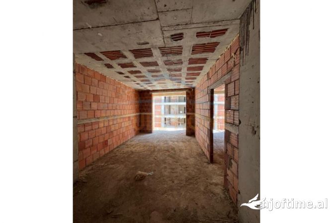 Shtepi ne shitje Apartament ne Tirane, 1+1, Mobilimi Bosh, pa mobiluar, Pagesa 128,300  Euro.