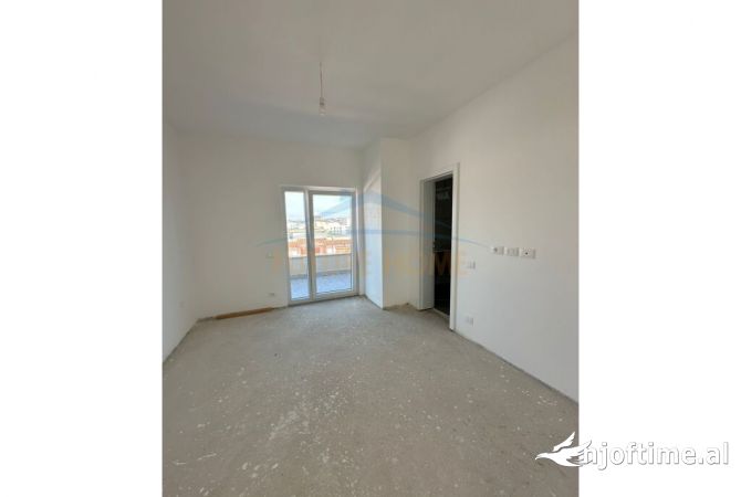 Shtepi ne shitje Apartament ne Durres, 1+1, Mobilimi Bosh, pa mobiluar, Pagesa 140,000  Euro.