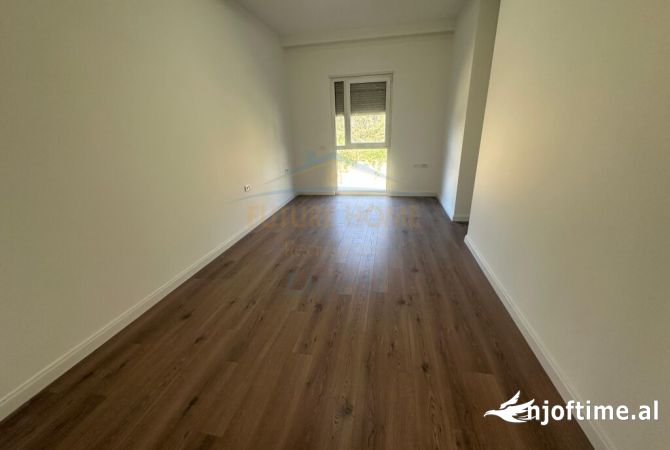 Shtepi ne shitje Apartament ne Tirane, 4+1, Mobilimi Bosh, pa mobiluar, Pagesa 520,000  Euro.