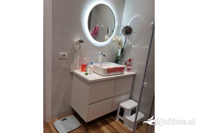 Shtepi ne shitje Apartament ne Tirane, 2+1, Mobilimi E mobiluar, Pagesa 250,000  Euro.