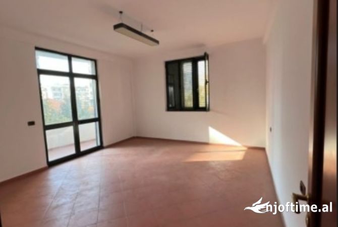 Ambient biznesi me qera 3+1 ne Tirane - 550 Euro