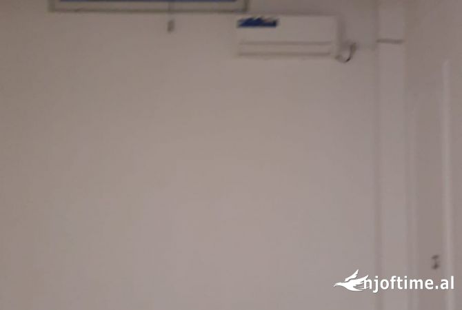 Jepet me qira ambient komercial, te "Torre Drini".