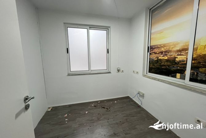 Ambiente per Qira – Tek Shallvaret, Tirane