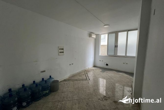 Ambient biznesi me qera 3+1 ne Tirane - 4,000 Euro