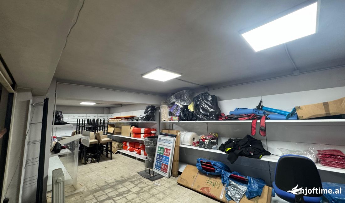 Shtepi ne shitje Apartament ne Tirane, Garsoniere, Mobilimi Bosh, pa mobiluar, Pagesa 28,000  Euro.