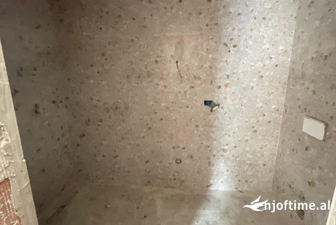 Shtepi ne shitje Apartament ne Tirane, 1+1, Mobilimi Bosh, pa mobiluar, Pagesa 92,000  Euro.