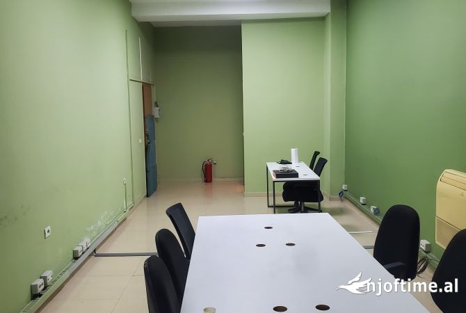 Ambient biznesi me qera 3+1 ne Tirane - 1,400 Euro