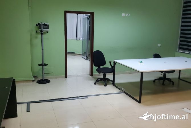 Ambjent biznesi, Komuna e Parisit 150m2