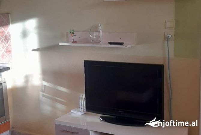 Shtepi me qera Shtepi Private ne Tirane, 1+1, Mobilimi E mobiluar, Pagesa 35,000  Leke.