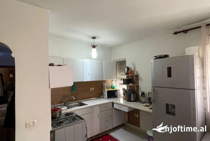 Shtepi ne shitje Apartament ne Tirane, 2+1, Mobilimi E mobiluar, Pagesa 160,000  Euro.