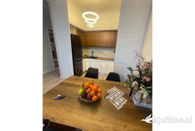 Shtepi ne shitje Apartament ne Tirane, 2+1, Mobilimi E mobiluar, Pagesa 155,000  Euro.