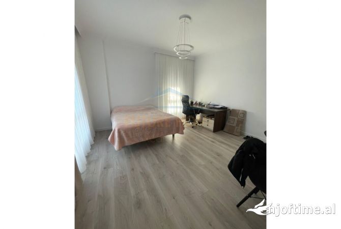 Shtepi ne shitje Apartament ne Tirane, 2+1, Mobilimi E mobiluar, Pagesa 155,000  Euro.