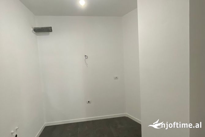 Shtepi ne shitje Apartament ne Tirane, 2+1, Mobilimi Bosh, pa mobiluar, Pagesa 257,000  Euro.
