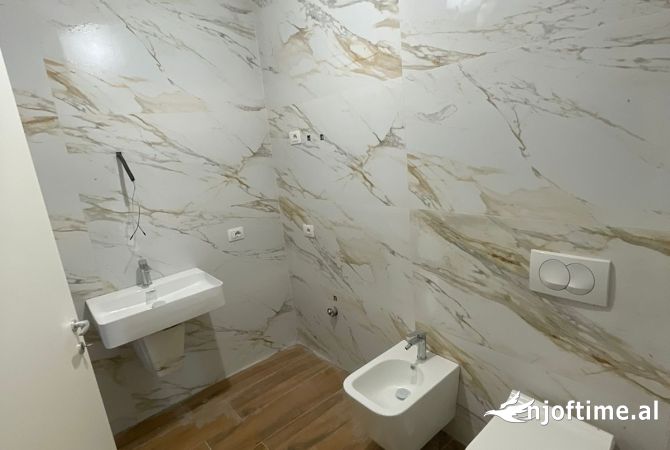 Shtepi ne shitje Apartament ne Tirane, 2+1, Mobilimi Bosh, pa mobiluar, Pagesa 257,000  Euro.