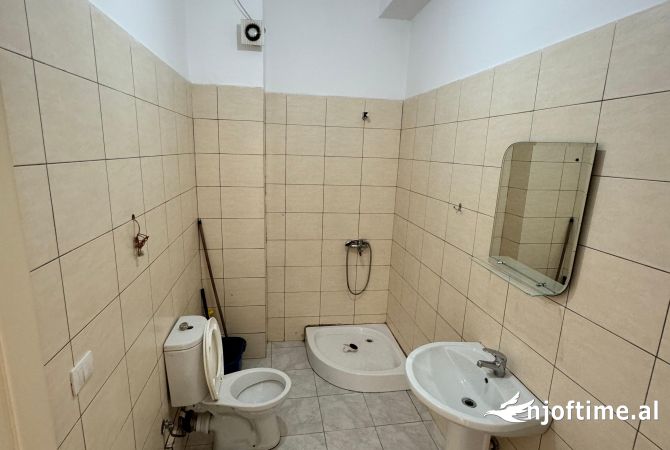 Shtepi ne shitje Apartament ne Tirane, 2+1, Mobilimi Pjeserisht e mobiluar, Pagesa 140,000  Euro.