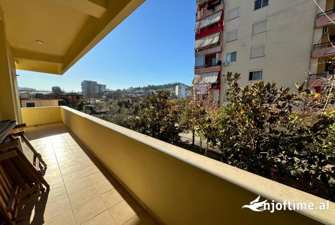 Shtepi ne shitje Apartament ne Tirane, 2+1, Mobilimi Pjeserisht e mobiluar, Pagesa 140,000  Euro.