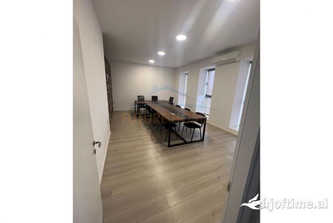 Shitet, Kapanon, ne Autostraden Tirane-Durres, prane Citypark.