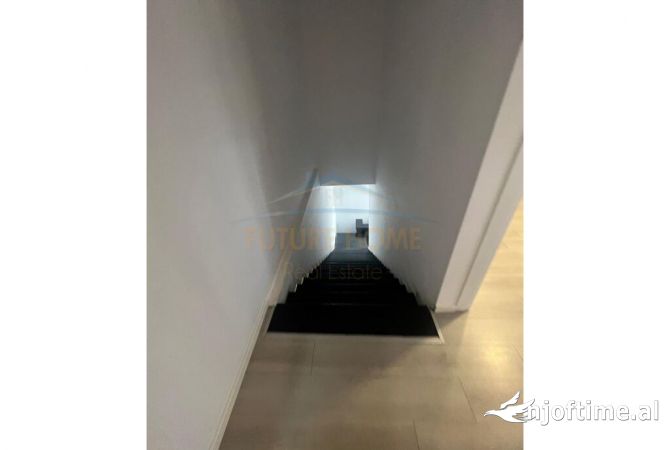 Shitet, Kapanon, ne Autostraden Tirane-Durres, prane Citypark.