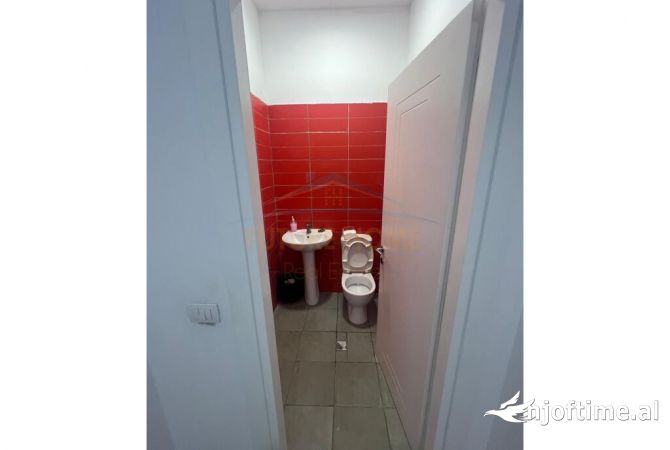 Shitet, Kapanon, ne Autostraden Tirane-Durres, prane Citypark.