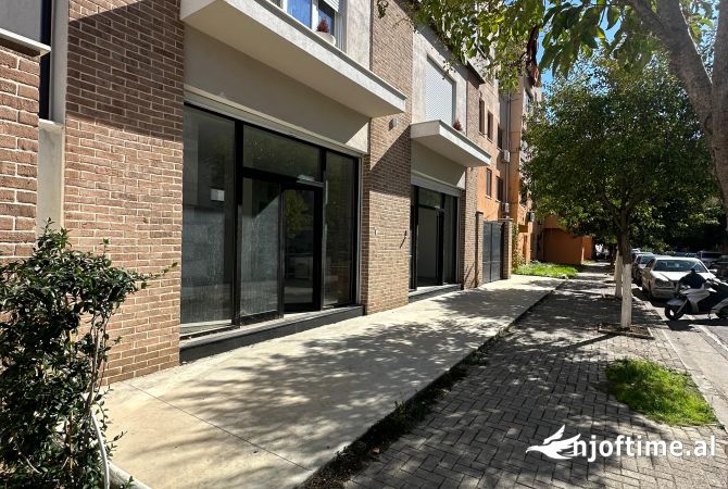 Jepet me qera ambient biznesi buze rruge 100m2  400Euro