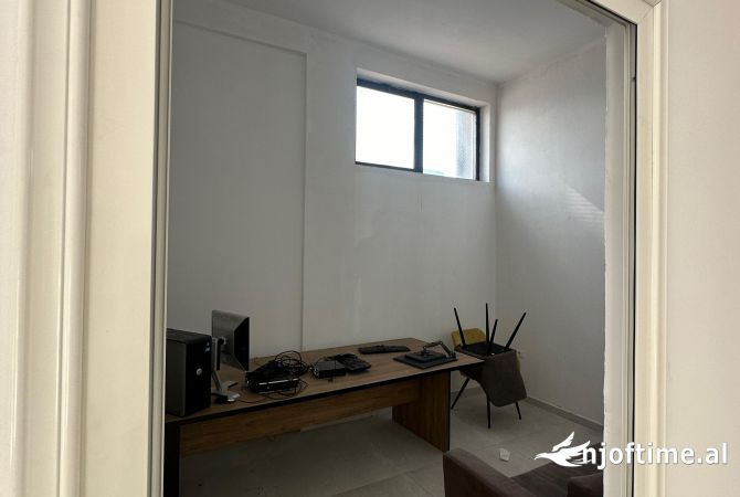 Jepet me qera ambient biznesi buze rruge 100m2  400Euro