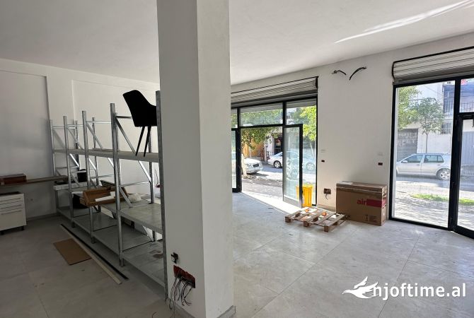 Jepet me qera ambient biznesi buze rruge 100m2  400Euro