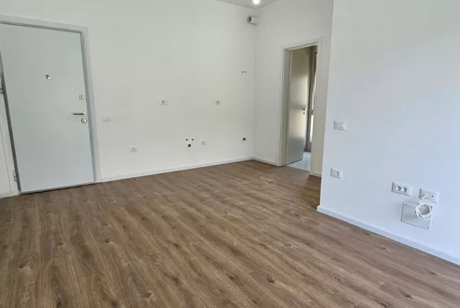 Shtepi ne shitje Apartament ne Tirane, 1+1, Mobilimi Bosh, pa mobiluar, Pagesa 75,000  Euro.