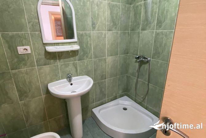 Shtepi me qera Apartament ne Tirane, 2+1, Mobilimi Bosh, pa mobiluar, Pagesa 30,000  Leke.