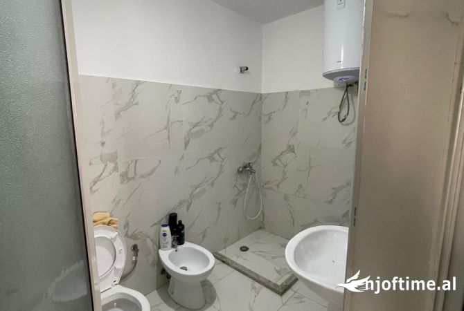 Shtepi ne shitje Apartament ne Tirane, 2+1, Mobilimi Pjeserisht e mobiluar, Pagesa 150,000  Euro.