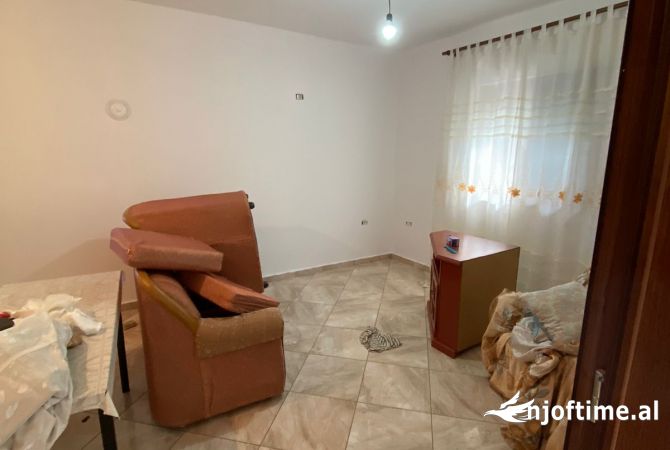 Shtepi me qera Shtepi Private ne Tirane, 2+1, Mobilimi E mobiluar, Pagesa 300  Euro.