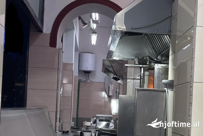 Ambient biznesi me qera 2+1 ne Tirane - 2,500 Euro