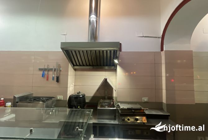Ambient biznesi me qera 2+1 ne Tirane - 2,500 Euro