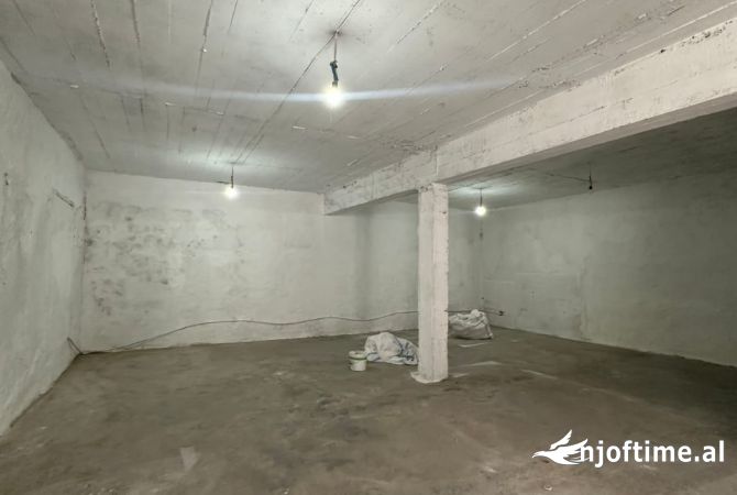 Ambient biznesi me qera 4+1 ne Tirane - 1,200 Euro