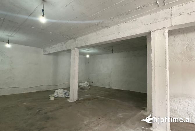 Ambient biznesi me qera 4+1 ne Tirane - 1,200 Euro