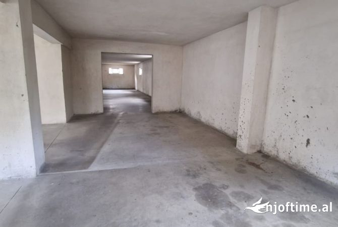 Ambient biznesi me qera 4+1 ne Tirane - 800 Euro