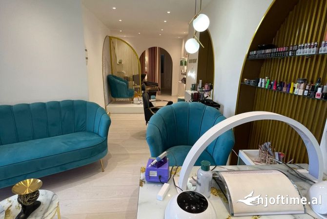 Shitet biznesi tek Liqeni i Thate