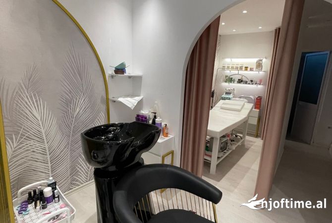 Shitet biznesi tek Liqeni i Thate