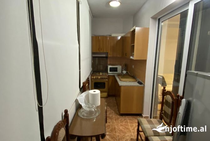 Shtepi me qera Apartament ne Tirane, 1+1, Mobilimi E mobiluar, Pagesa 551  Euro.