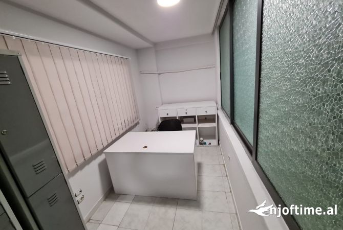 Ambient Biznesi me qira tek Blloku