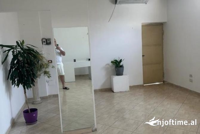 Ambient biznesi me qera te Rruga Bajron