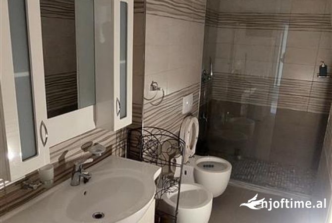 Shtepi me qera Apartament ne Tirane, 2+1, Mobilimi E mobiluar, Pagesa 601  Euro.