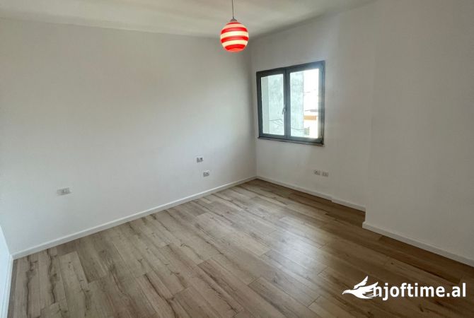 Shtepi ne shitje Apartament ne Tirane, 1+1, Mobilimi Bosh, pa mobiluar, Pagesa 147,001  Euro.