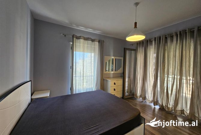 Shtepi me qera Apartament ne Tirane, 3+1, Mobilimi E mobiluar, Pagesa 1,001  Euro.