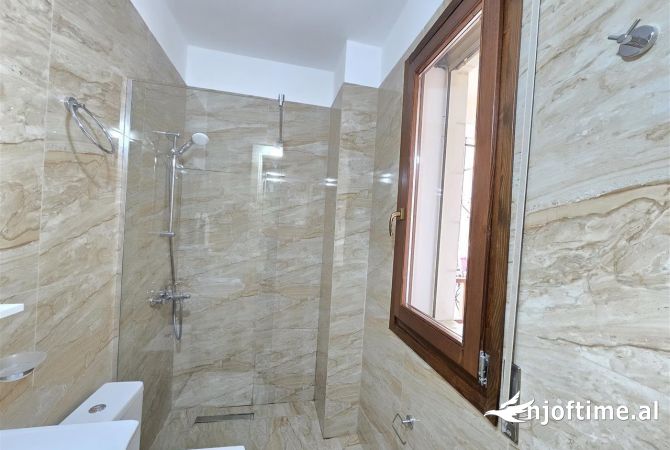 Shtepi ne shitje Apartament ne Tirane, 2+1, Mobilimi E mobiluar, Pagesa 190,011  Euro.