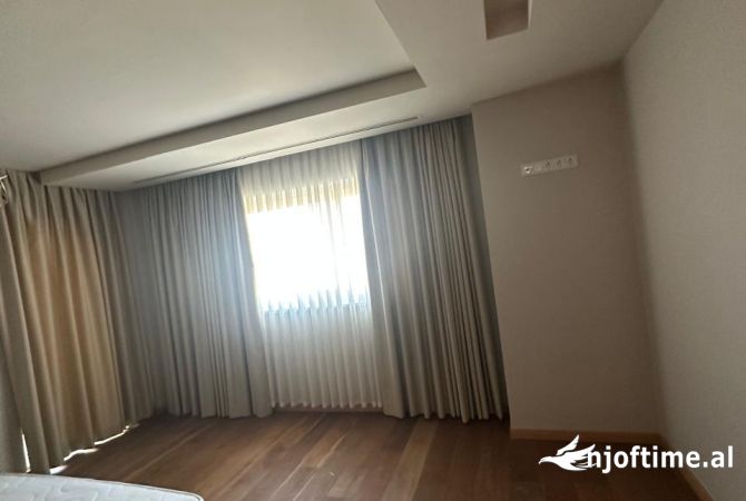 Shtepi me qera Vila Luksoze ne Tirane, 5+1, Mobilimi E mobiluar, Pagesa 3,901  Euro.