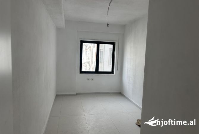 Shtepi ne shitje Apartament ne Tirane, 2+1, Mobilimi E mobiluar, Pagesa 166,999  Euro.