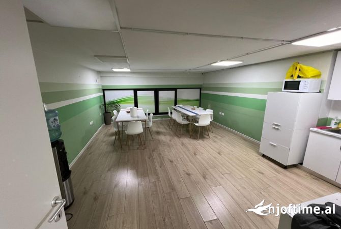 Ambient biznesi me qera 3+1 ne Tirane - 7,000 Euro