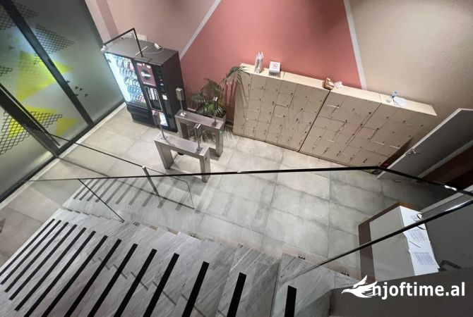 Ambient per Zyra 562m2 ne Qender te Tiranes