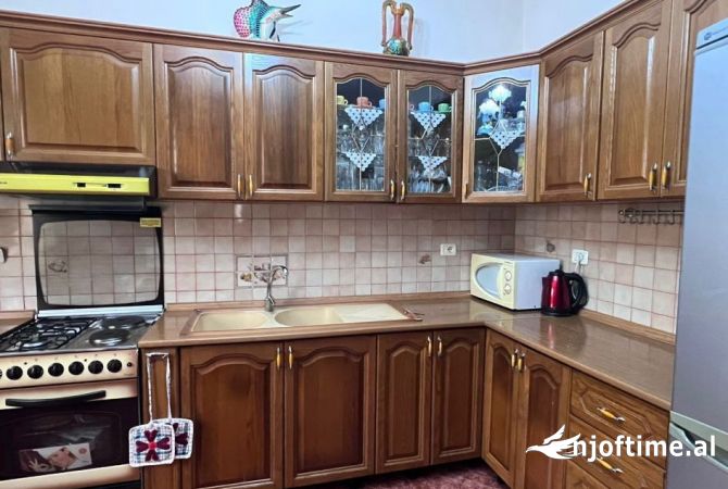 Shtepi me qera Apartament ne Tirane, 2+1, Mobilimi E mobiluar, Pagesa 50,000  Leke.