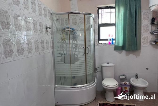 Shtepi me qera Apartament ne Tirane, 2+1, Mobilimi E mobiluar, Pagesa 50,000  Leke.